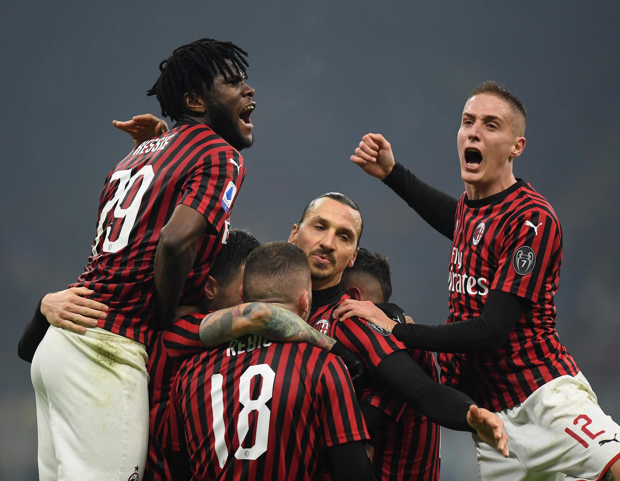 从AC米兰今晚调整名单到话题不断，曼联围绕欧联防线松动